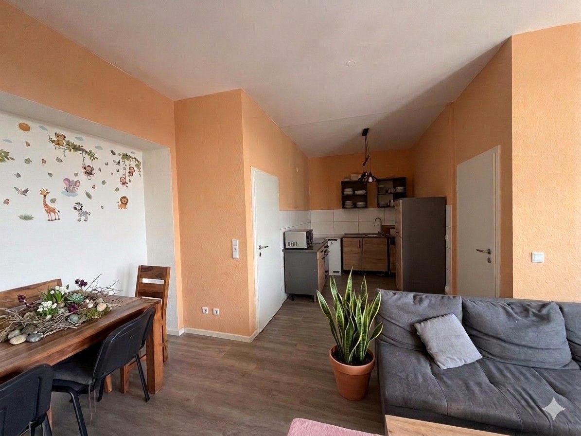 Wohnzimmer mit offener Küche