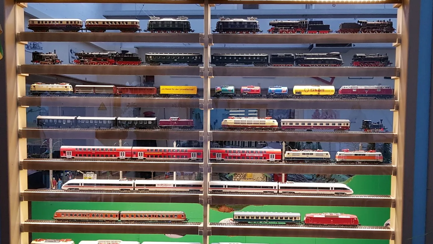 beleuchtete Vitrine für H0 Fahrzeuge, selbst erstellt.