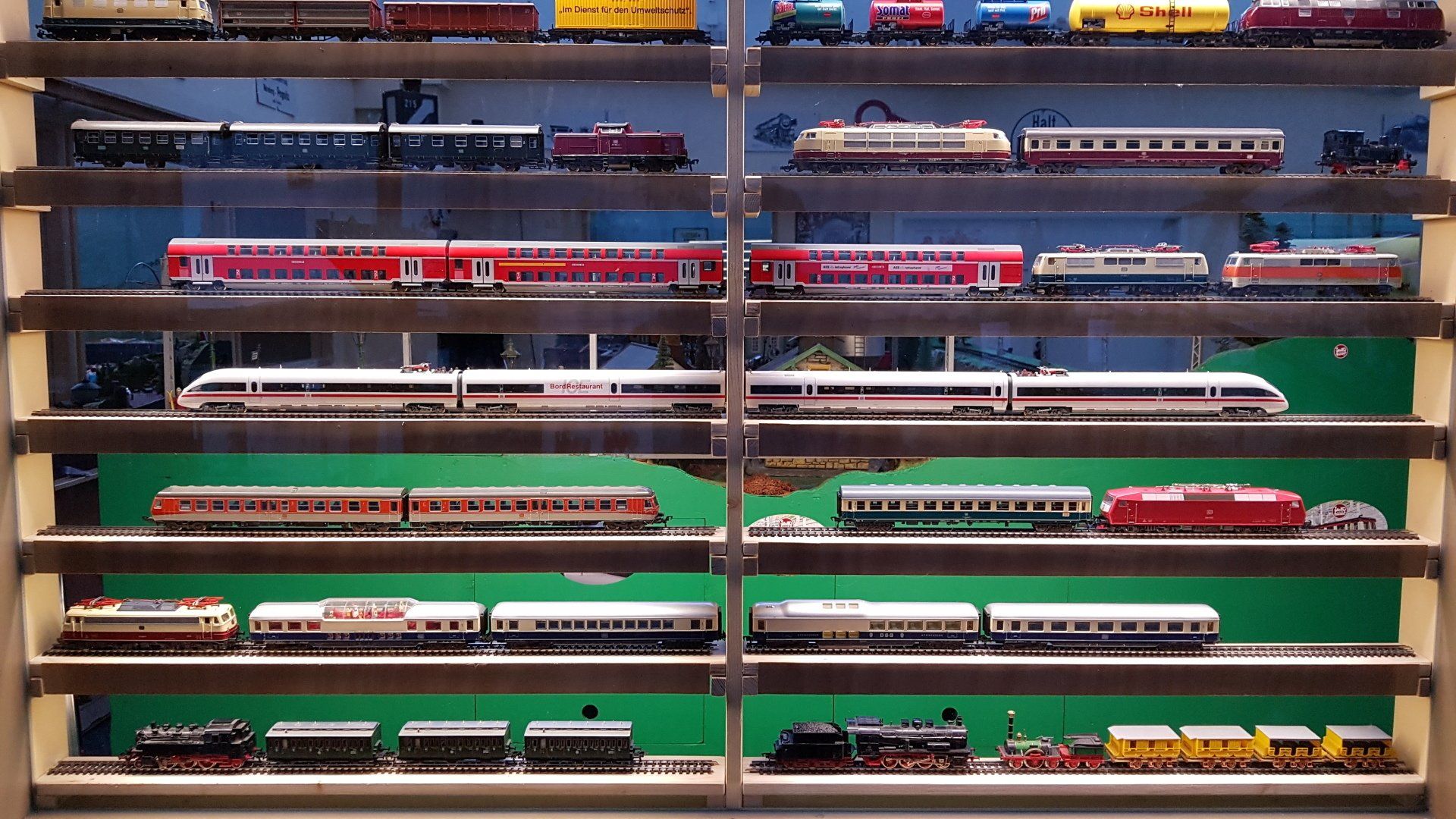 beleuchtete Vitrine für H0 Fahrzeuge, selbst erstellt.