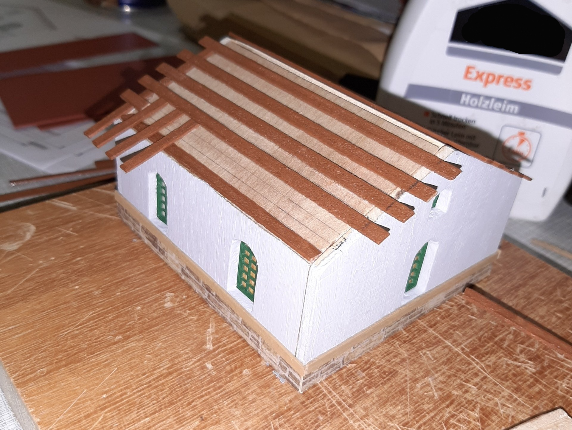 Stand: 02.06.2021 Dachlatten werden aufgeklebt