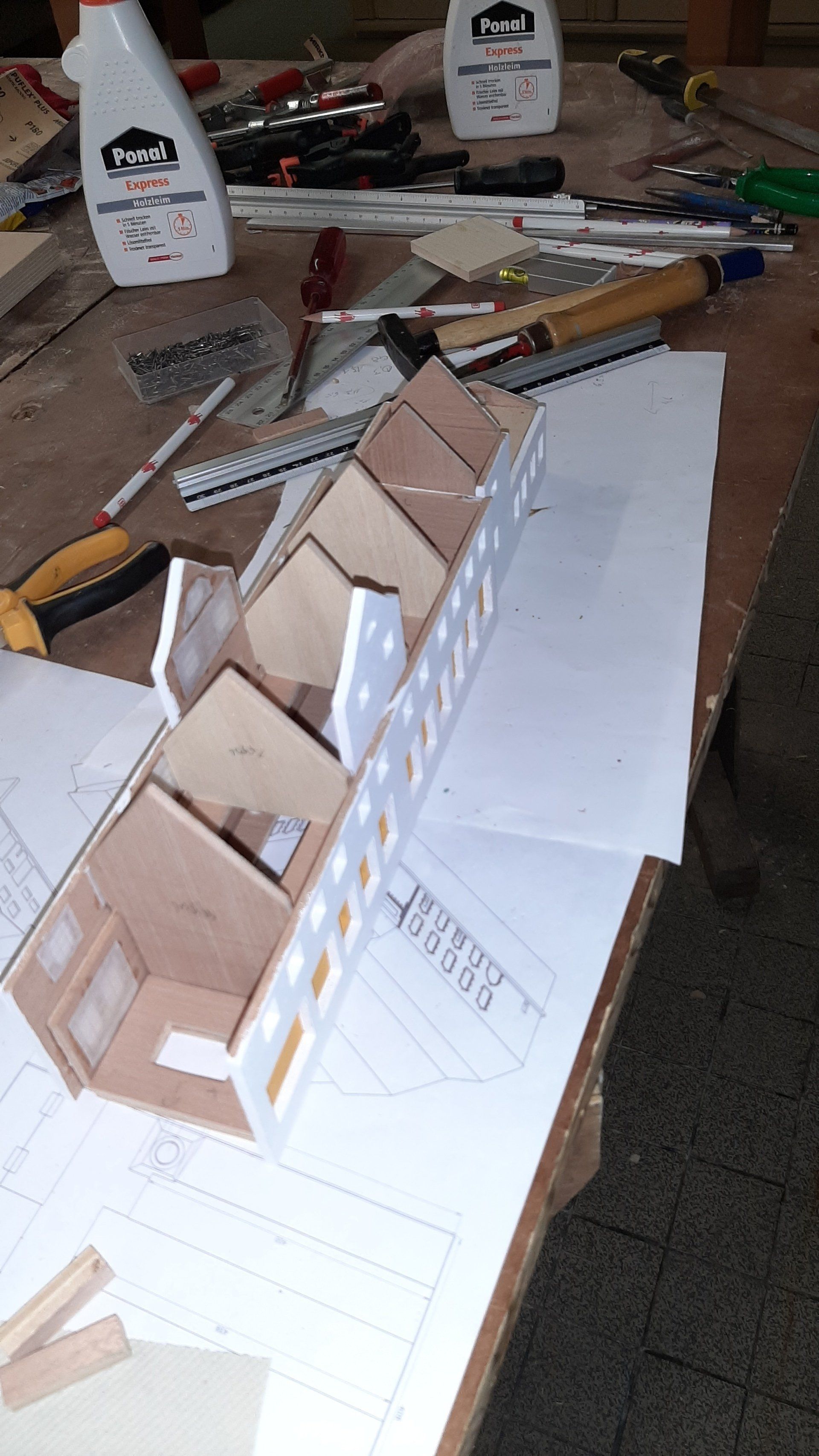 Stand: 01.04.2022 die ersten Teile des Gebäudes werden angepasst