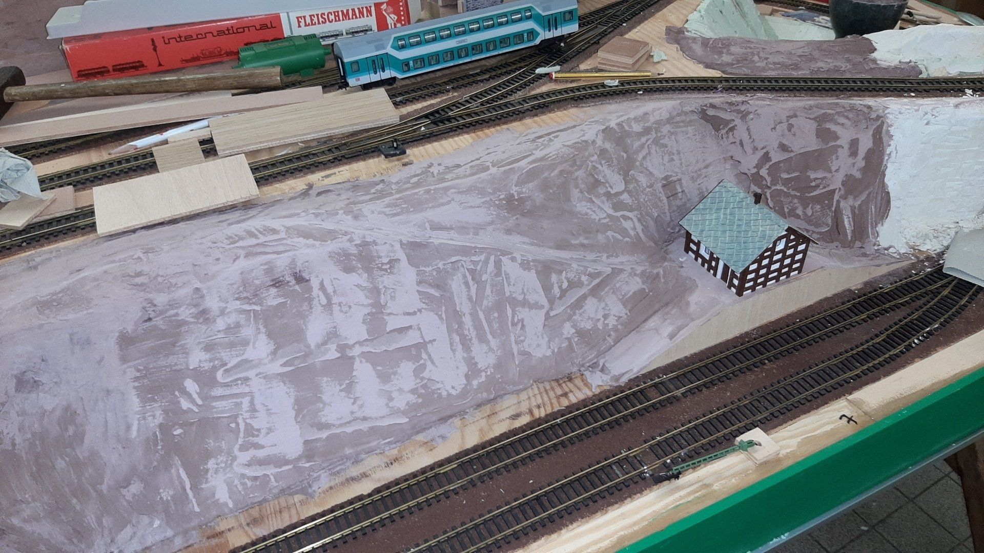 Stand: 19.04.2022 Bahndammböschung mit Wärterhaus