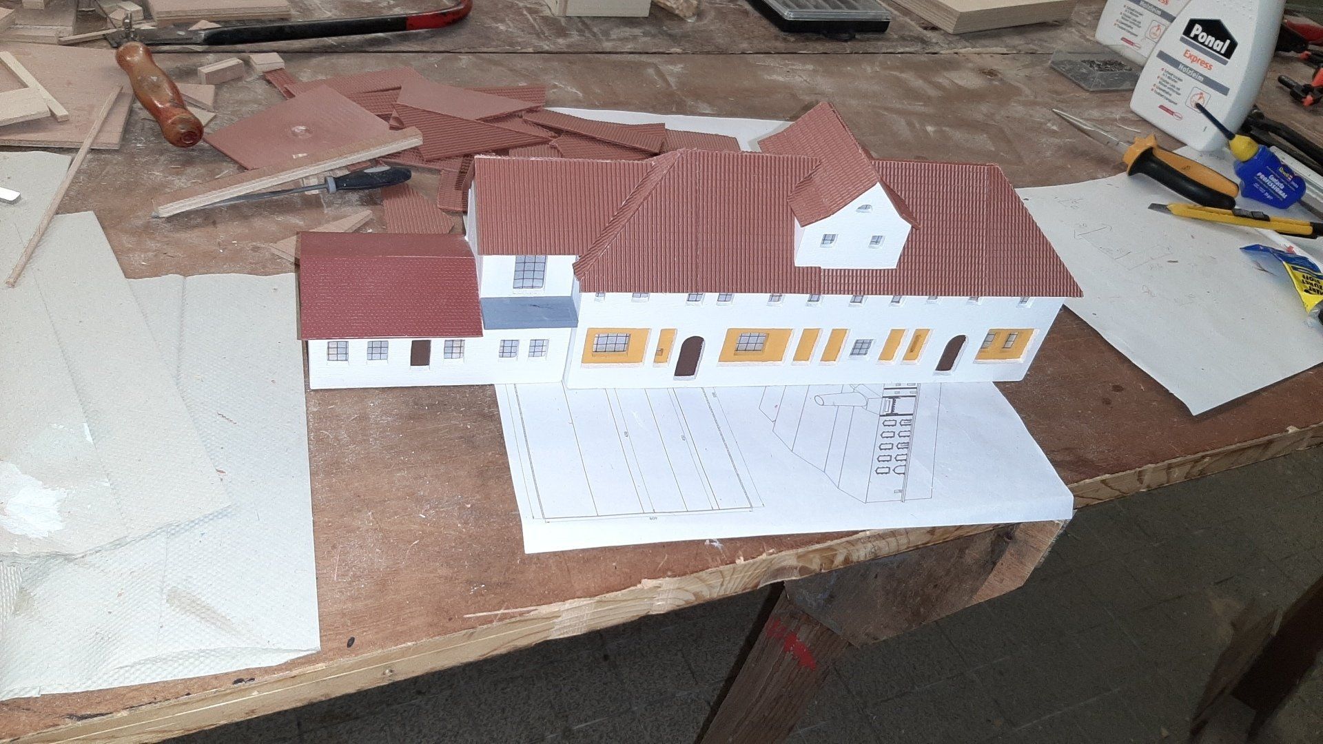 Stand: 20.04.2022 fast fertiges Gebäude, es fehlt noch die Dachfirste und das Pförtnerbereich