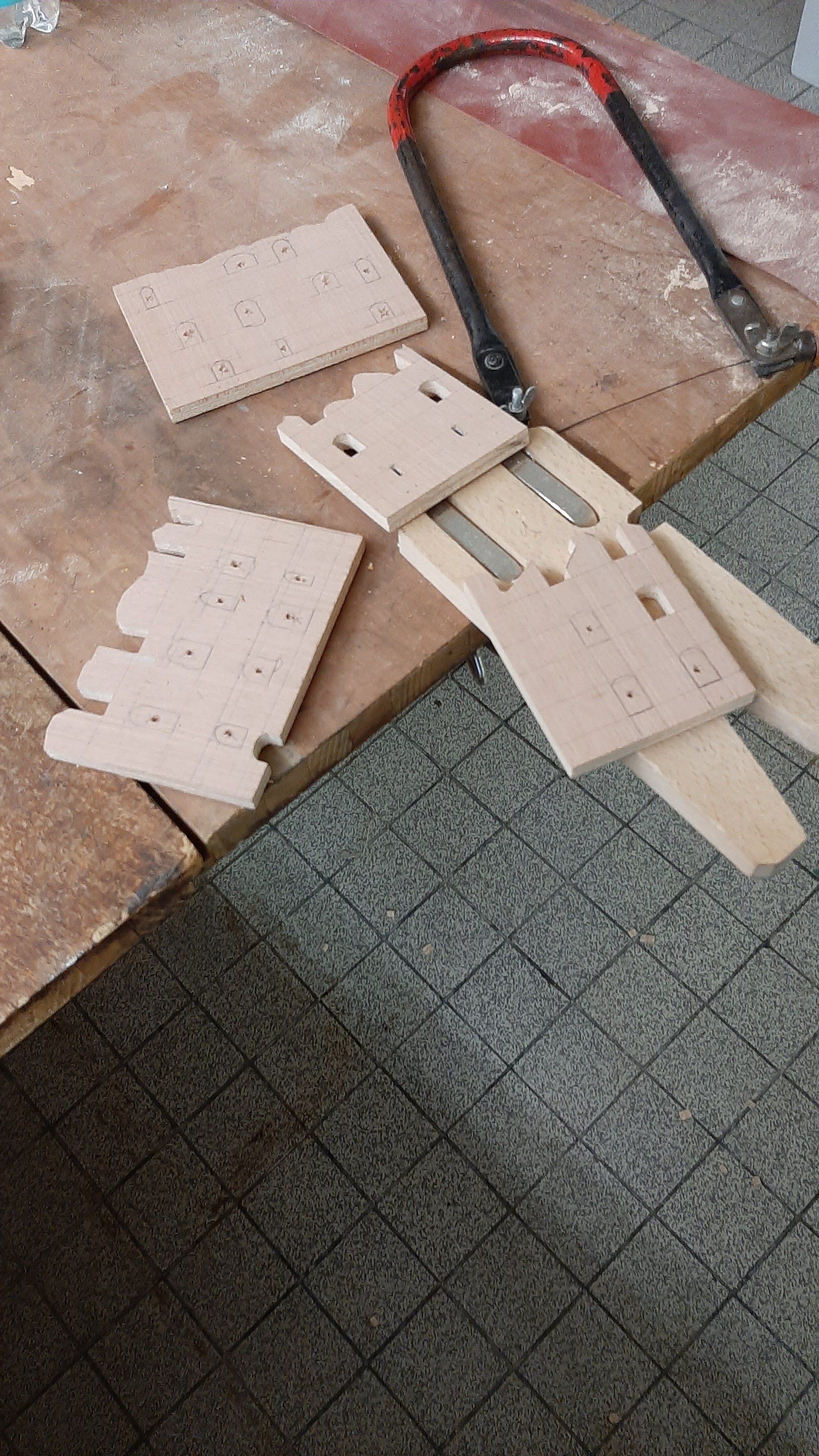 Stand: 21.10.2022 Laubsägearbeiten Burgruine Wolfstein