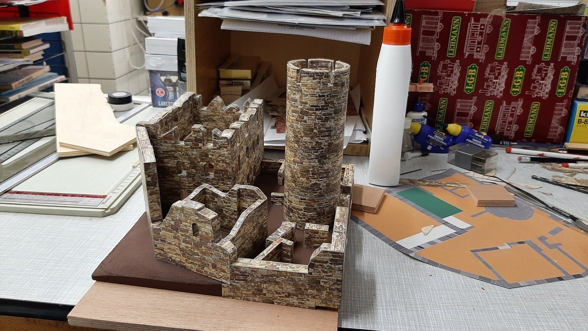 Stand: 23.12.2022 Grundplatte noch mit Mauerpapier beklebt