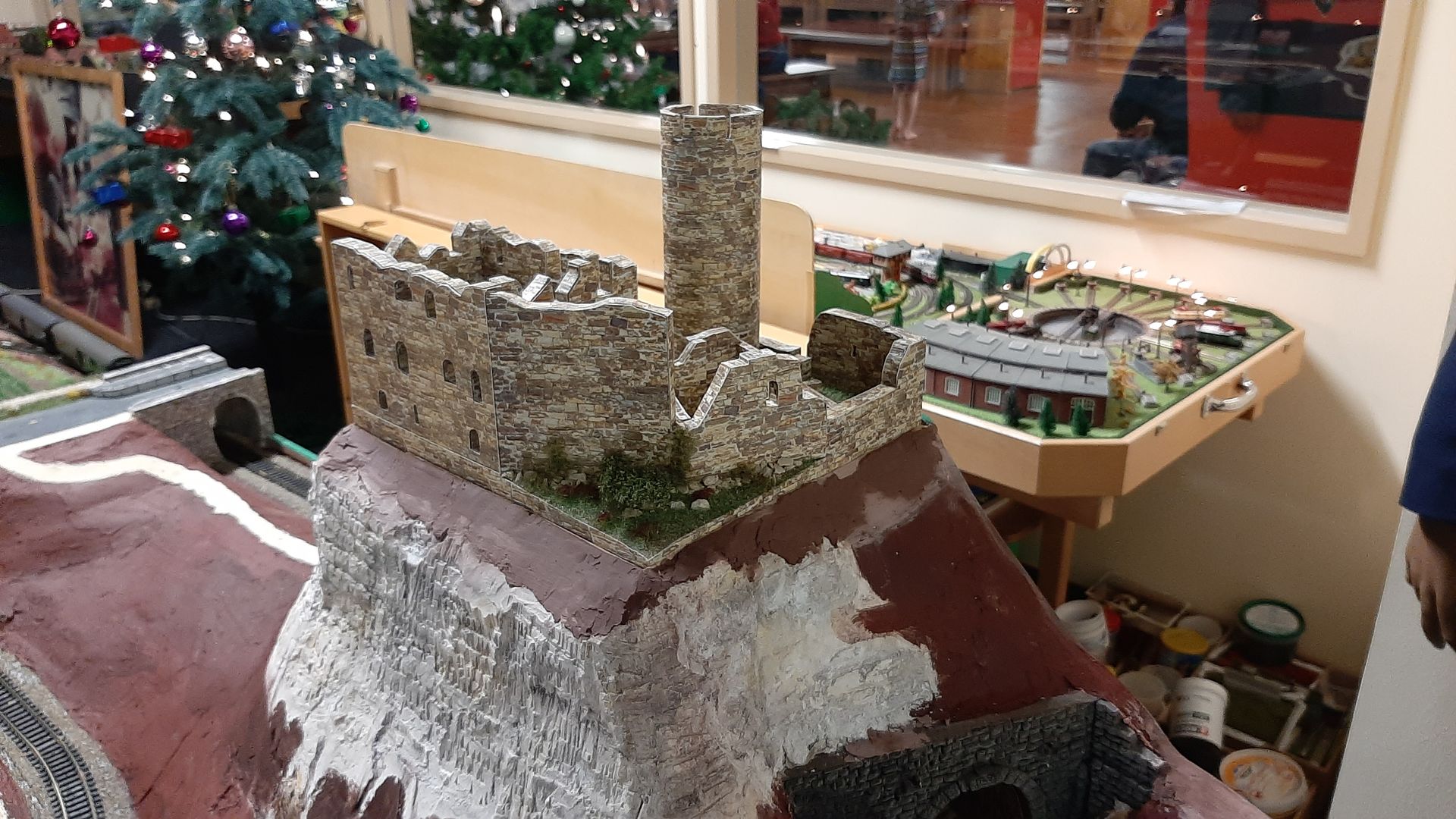 Die Burgruine wurde eingepasst