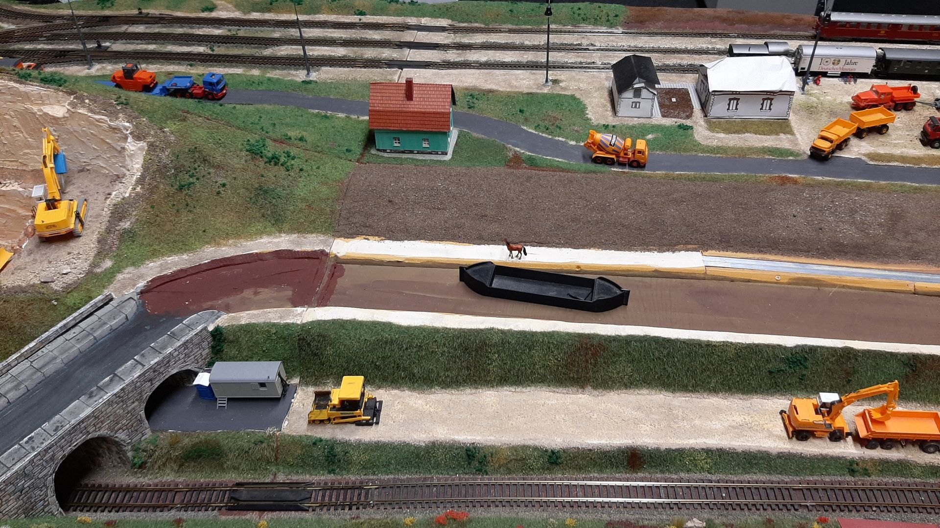 Steinbruch - Kanal - Bahnhof im Hintergrund