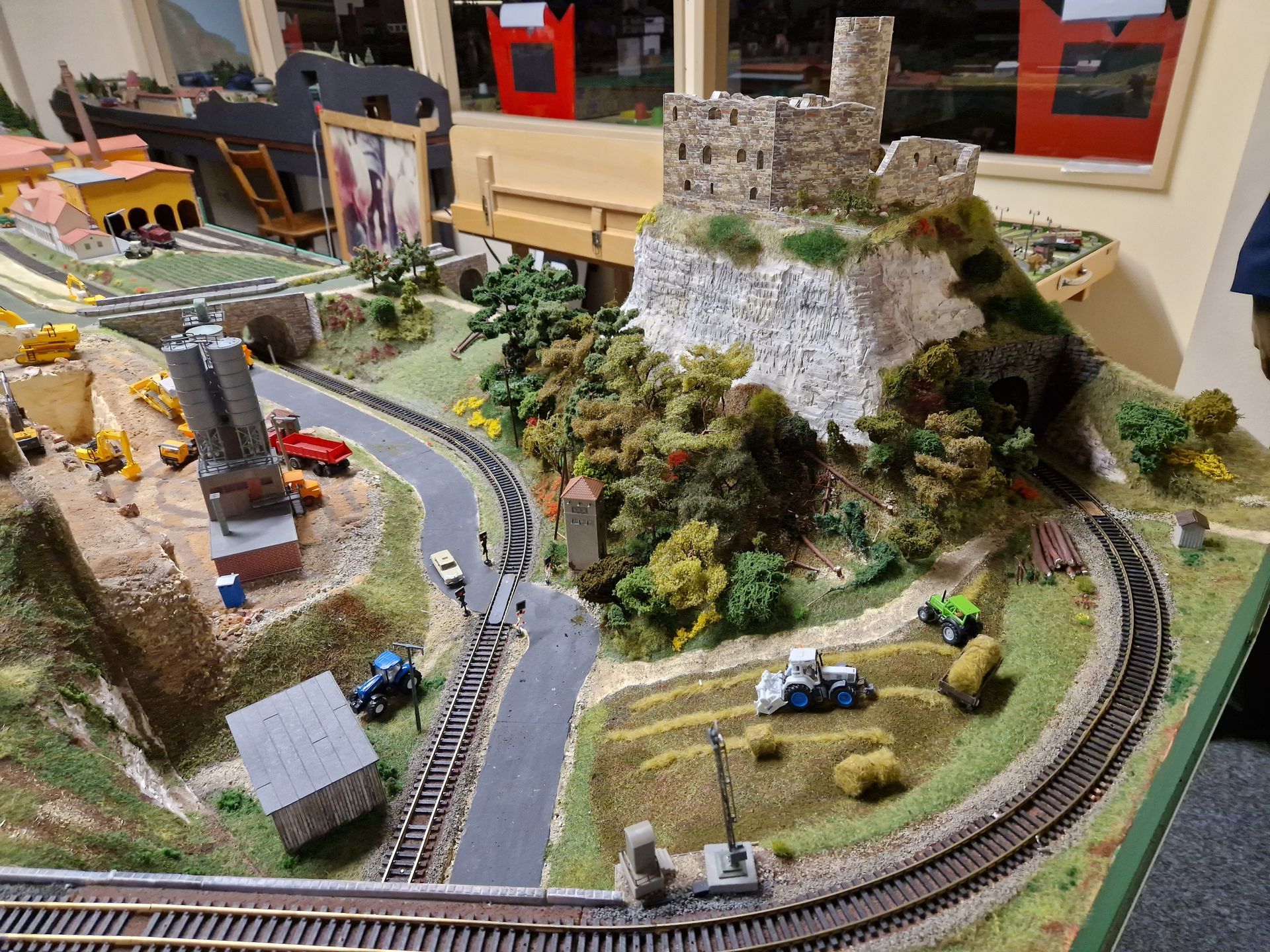 Feld - Wald - Burgruine - Steinbruch