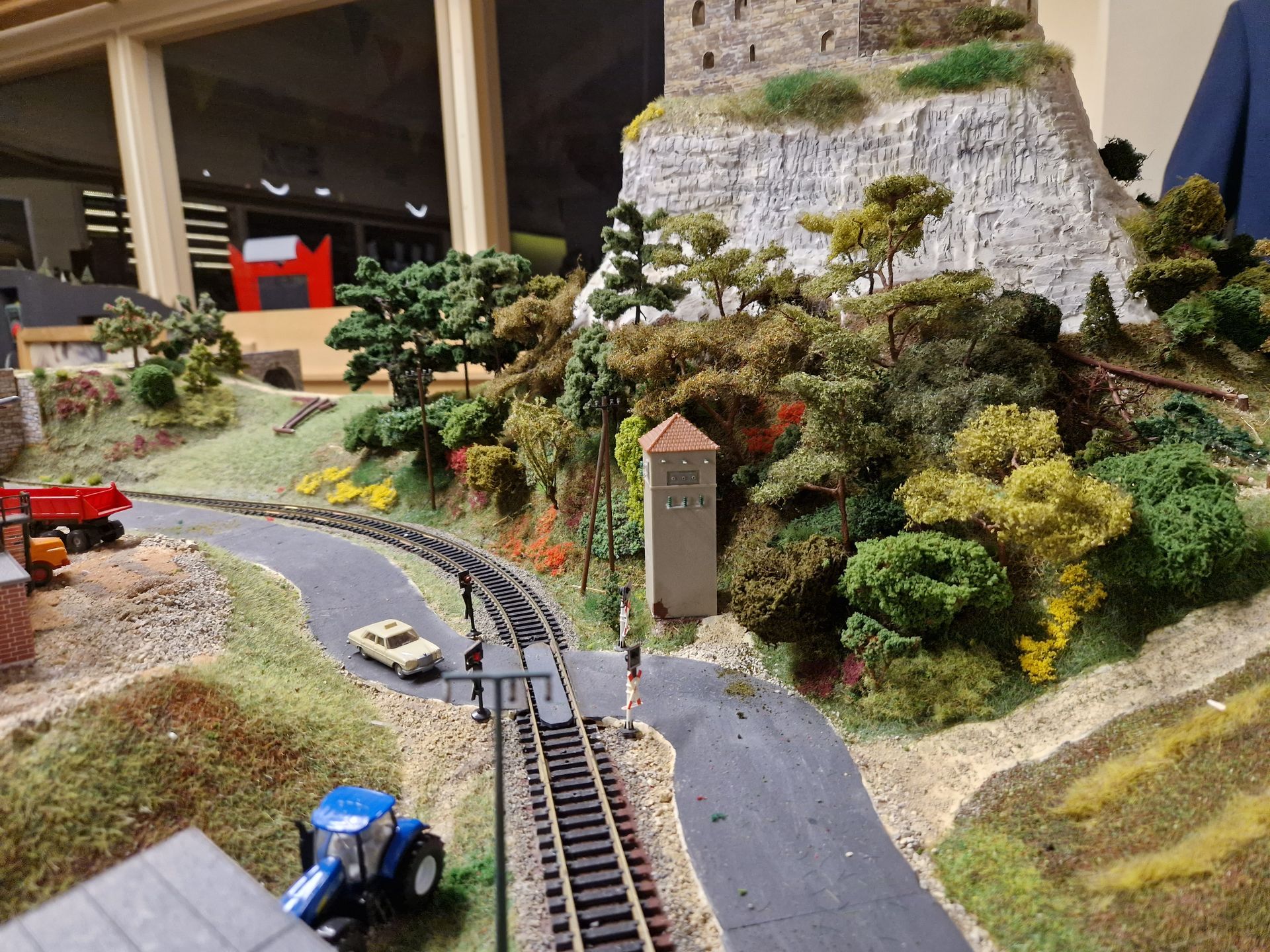 Bahnübergang - Wald unterhalb Burgruine