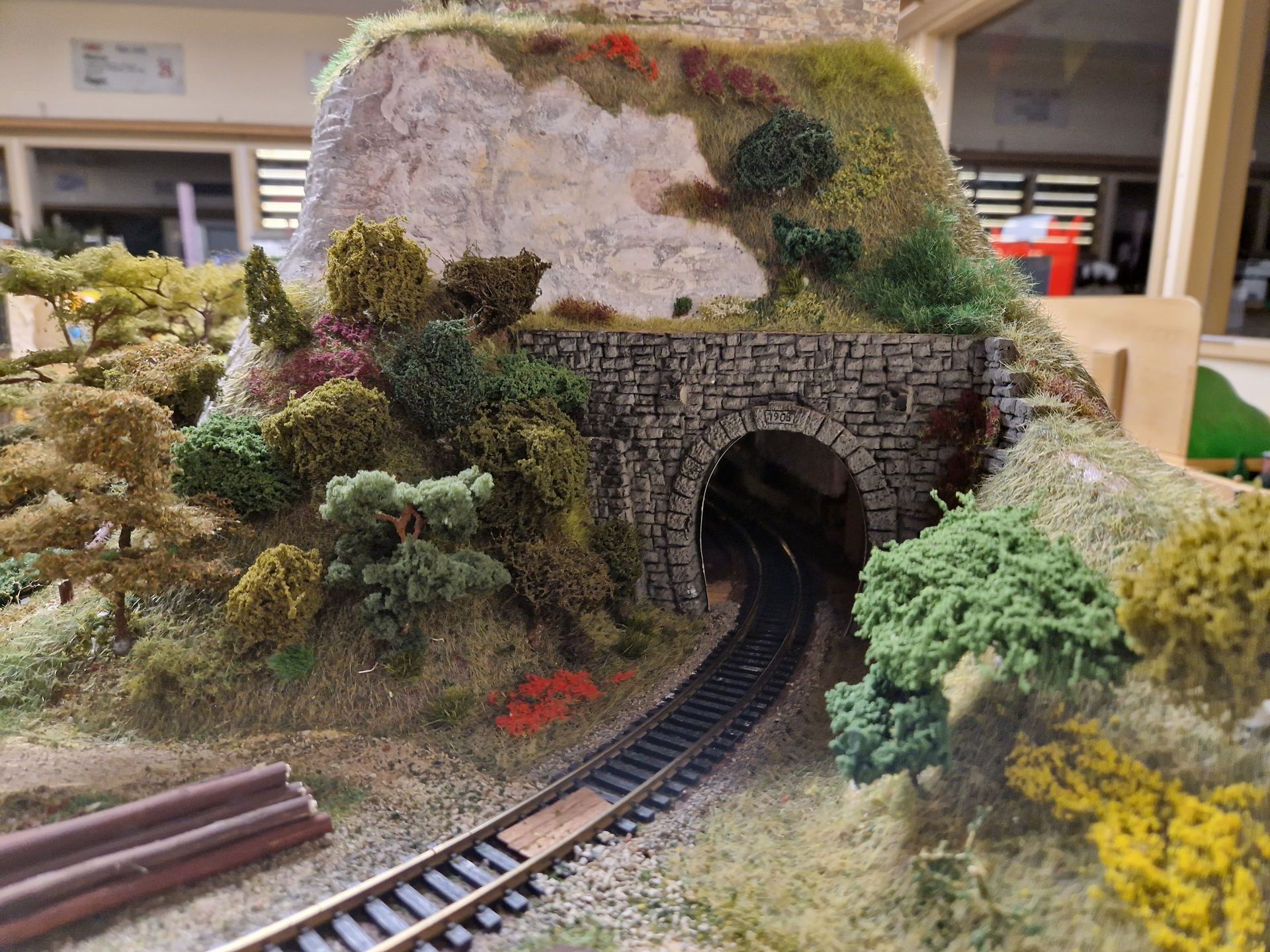 Tunneleinfahrt mit Feldwegübergang