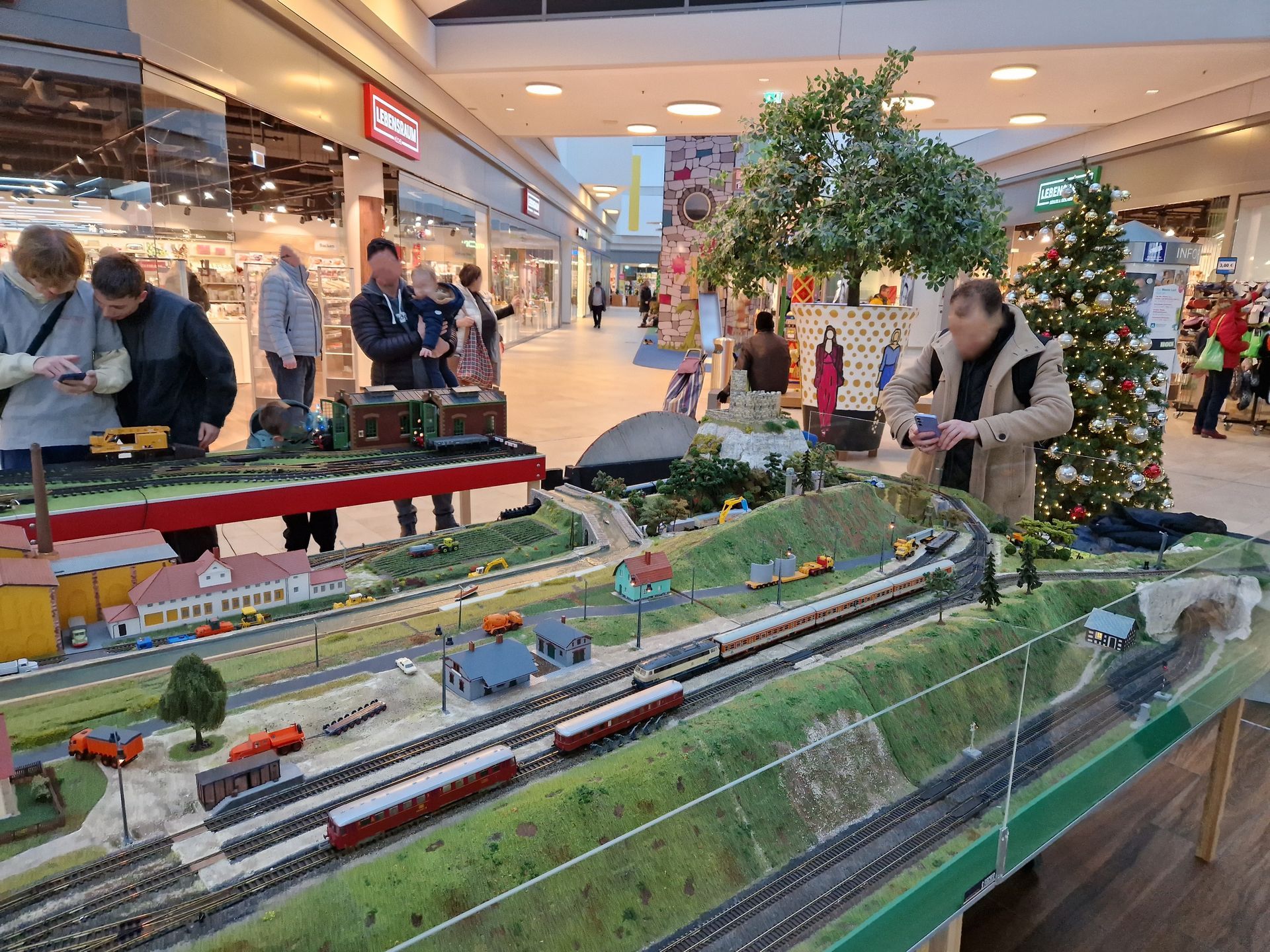 H0-Anlage und im Hintergrund Spur G Rangierspiel 02. Dez. 2023