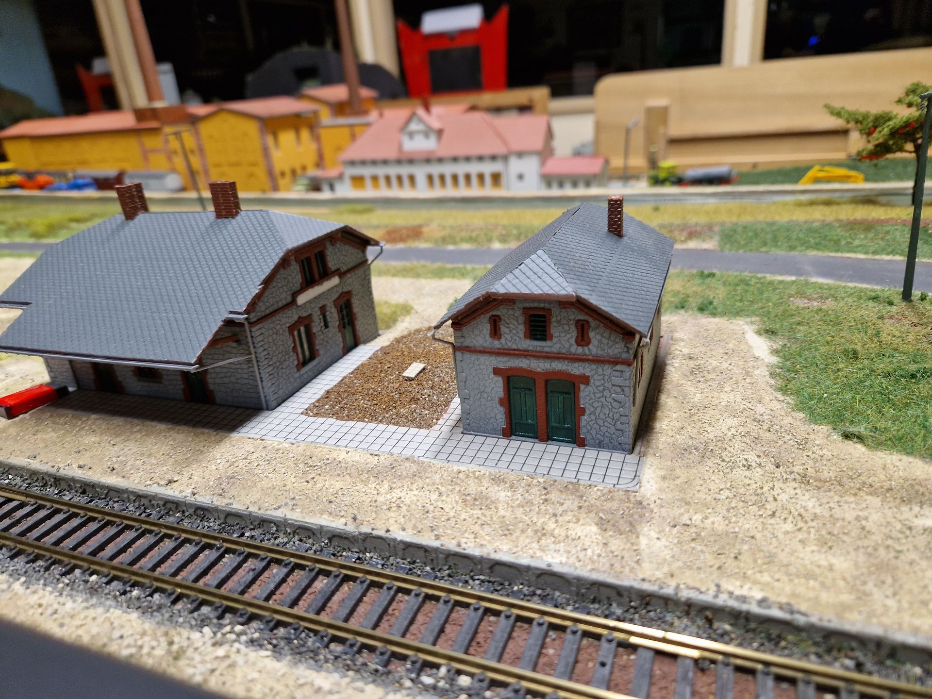 Bahnhof Greißelbach und Nebengeäude - Gleisseite