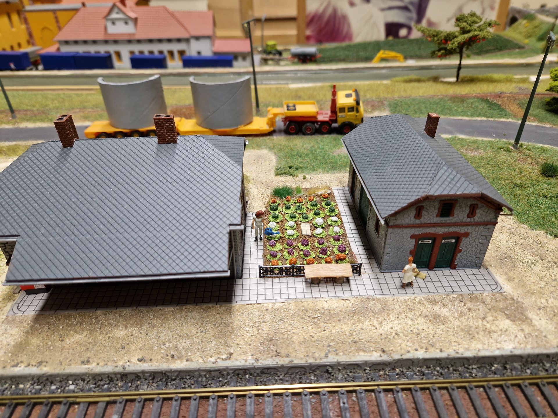 Blumenbeet am Bahnhof Greißelbach