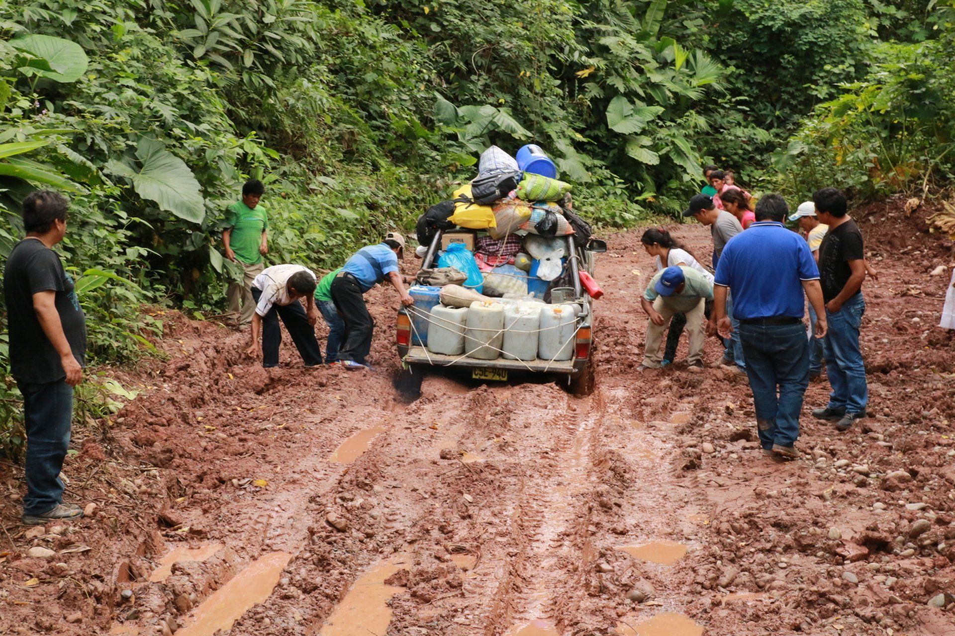 Straßen nach regen im Kakaoanbaugebiet peru