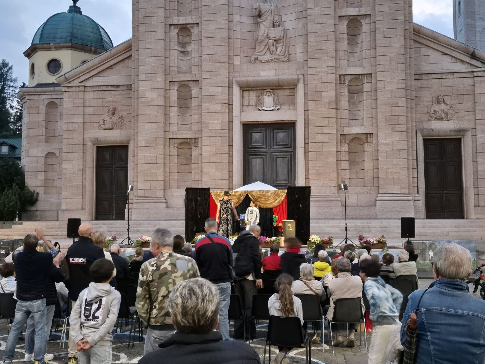 spettacolo di magia, spettacolo comico di piazza,