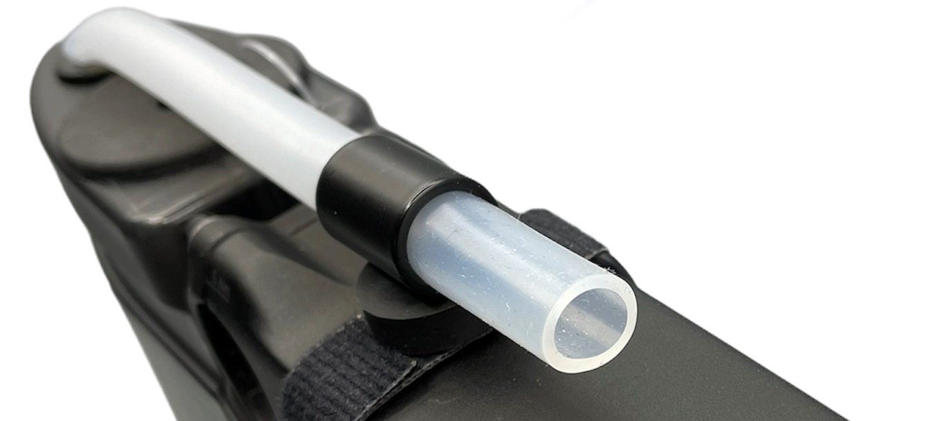 Der Schlauch des Triathlon Trinksystems ist mit dem Magnetclip ordentlich aufgeräumt