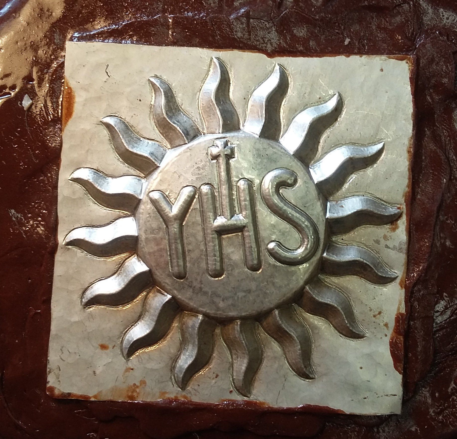 Cesello del monogramma di san Bernardino terminato