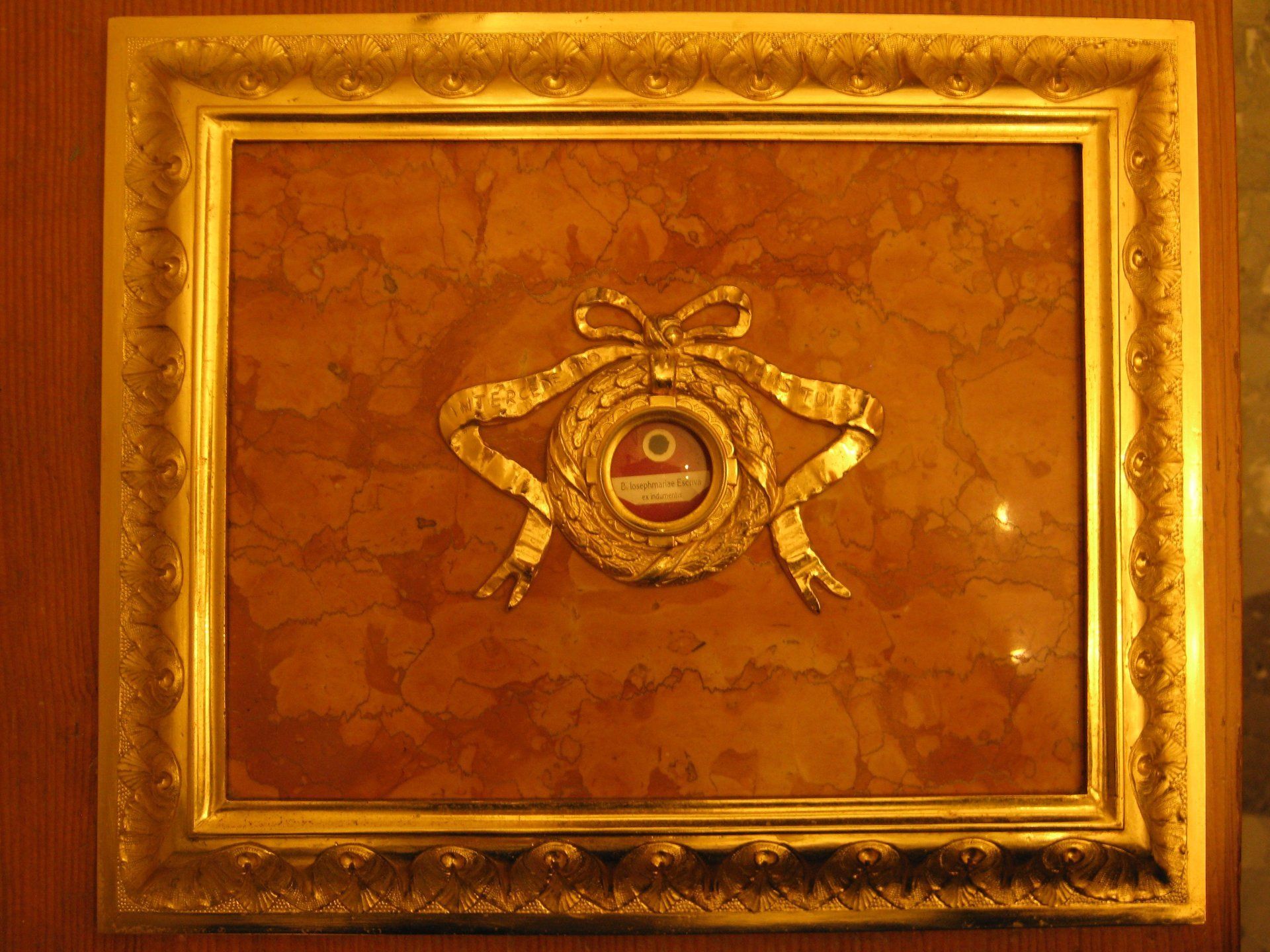 Reliquiario in metallo dorato e marmo