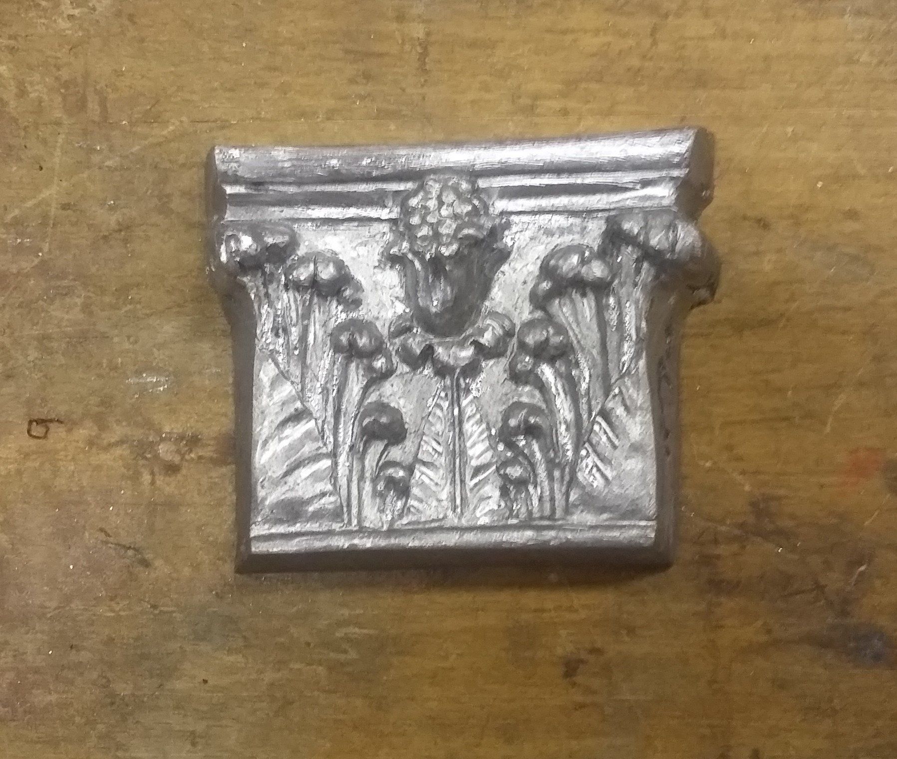 Capitello rifinito modello fusione in terra