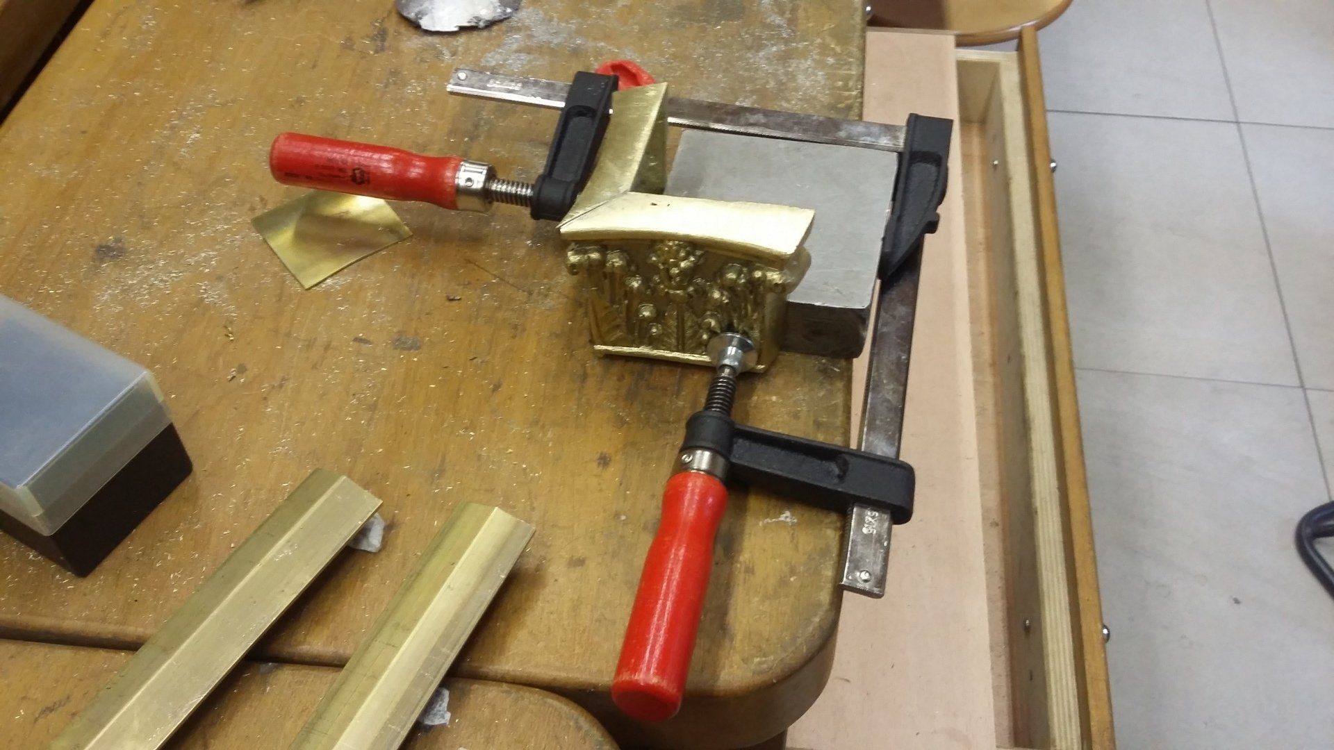 Capitelli fusi in ottone saldati ad angolo retto