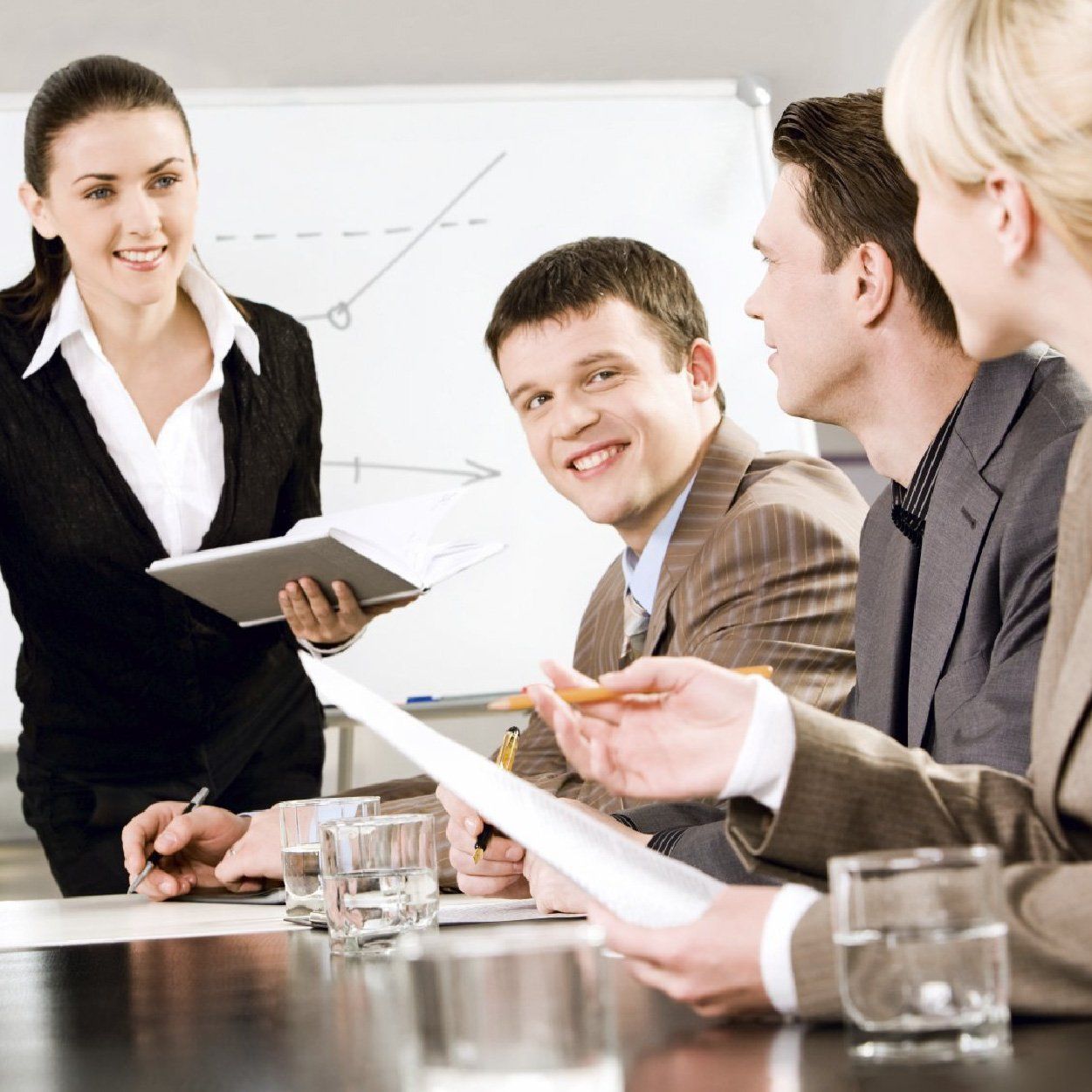 Seminar, Menschen um Tisch, Beratung
