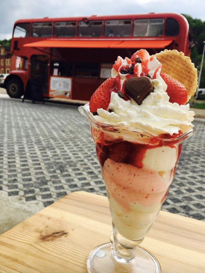 Eisbecher am Eisbus in Meissen