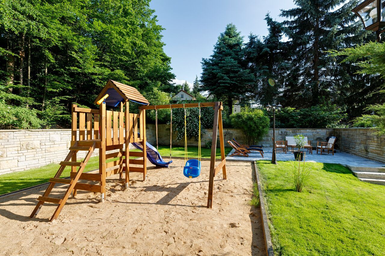 Spielplatz mit Rutsche und Sandkasten