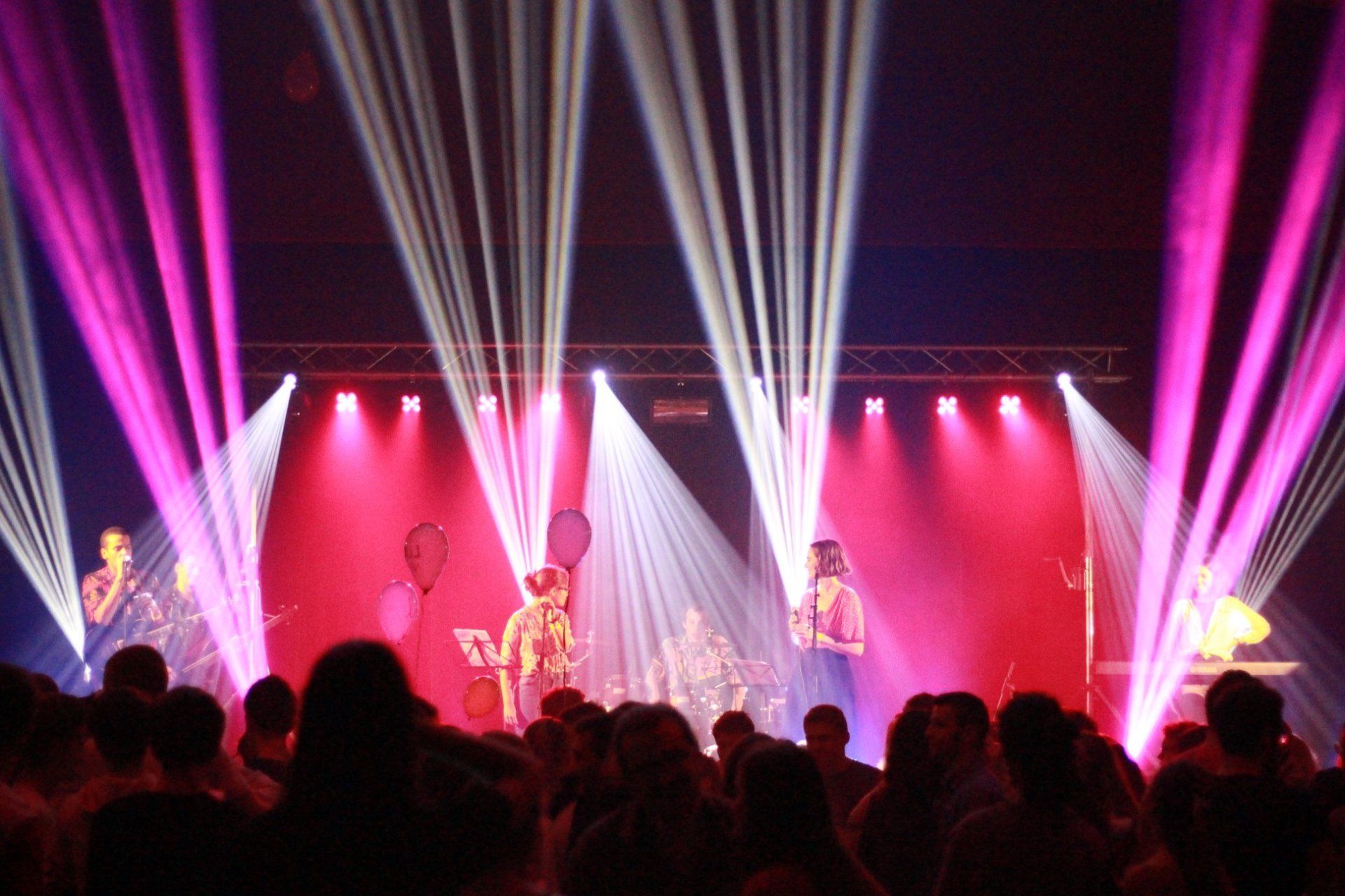 éclairage d'un groupe de chanteur sur la scène lors du gala de l'INSA Strasbourg