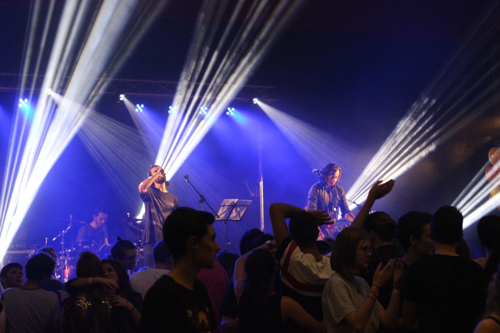 éclairage et sonorisation d'un groupe sur une scène