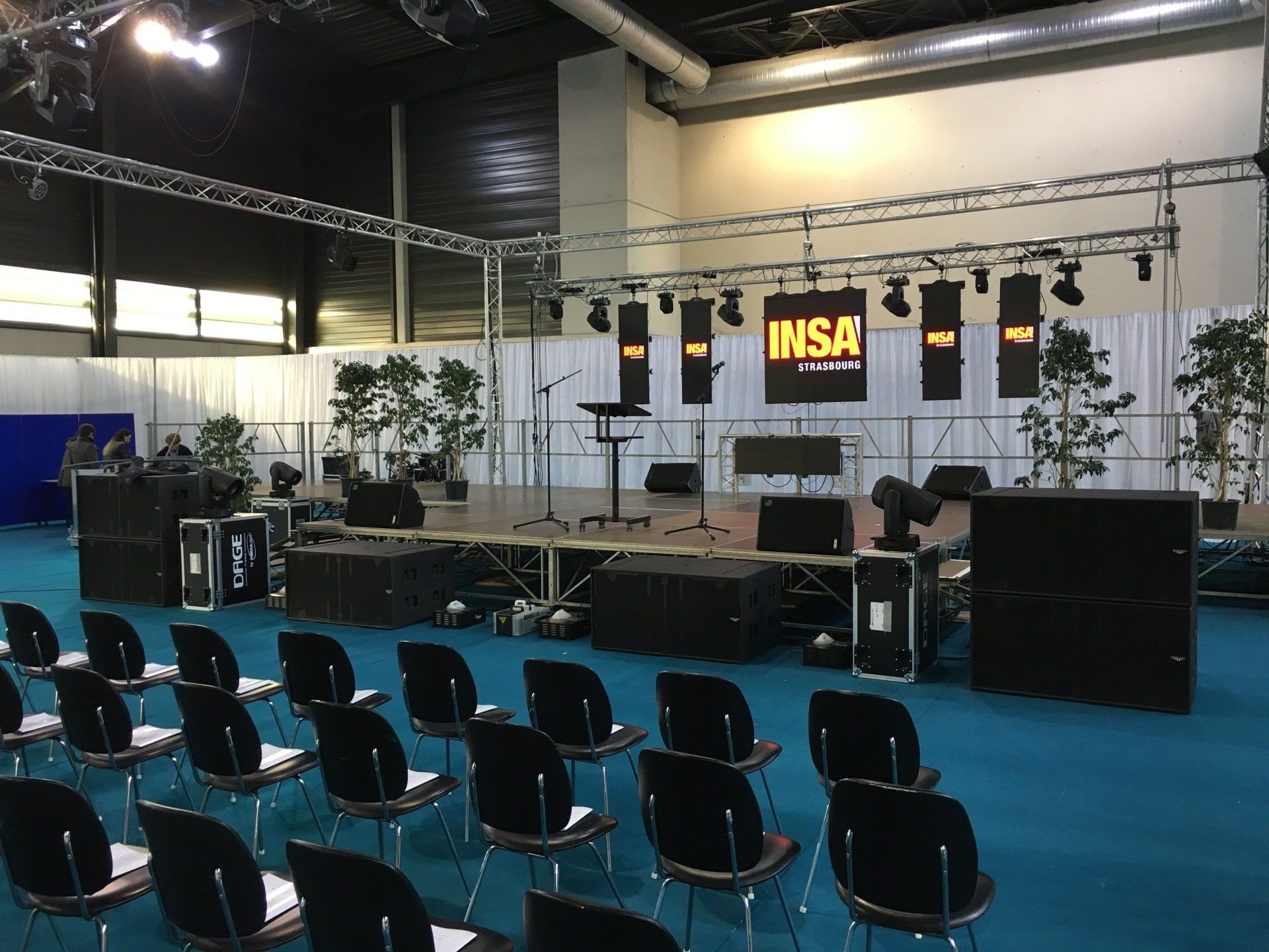 Podium de remise des diplômes de l'ISNA Strasbourg. Présentation des écran led pour le projection ;