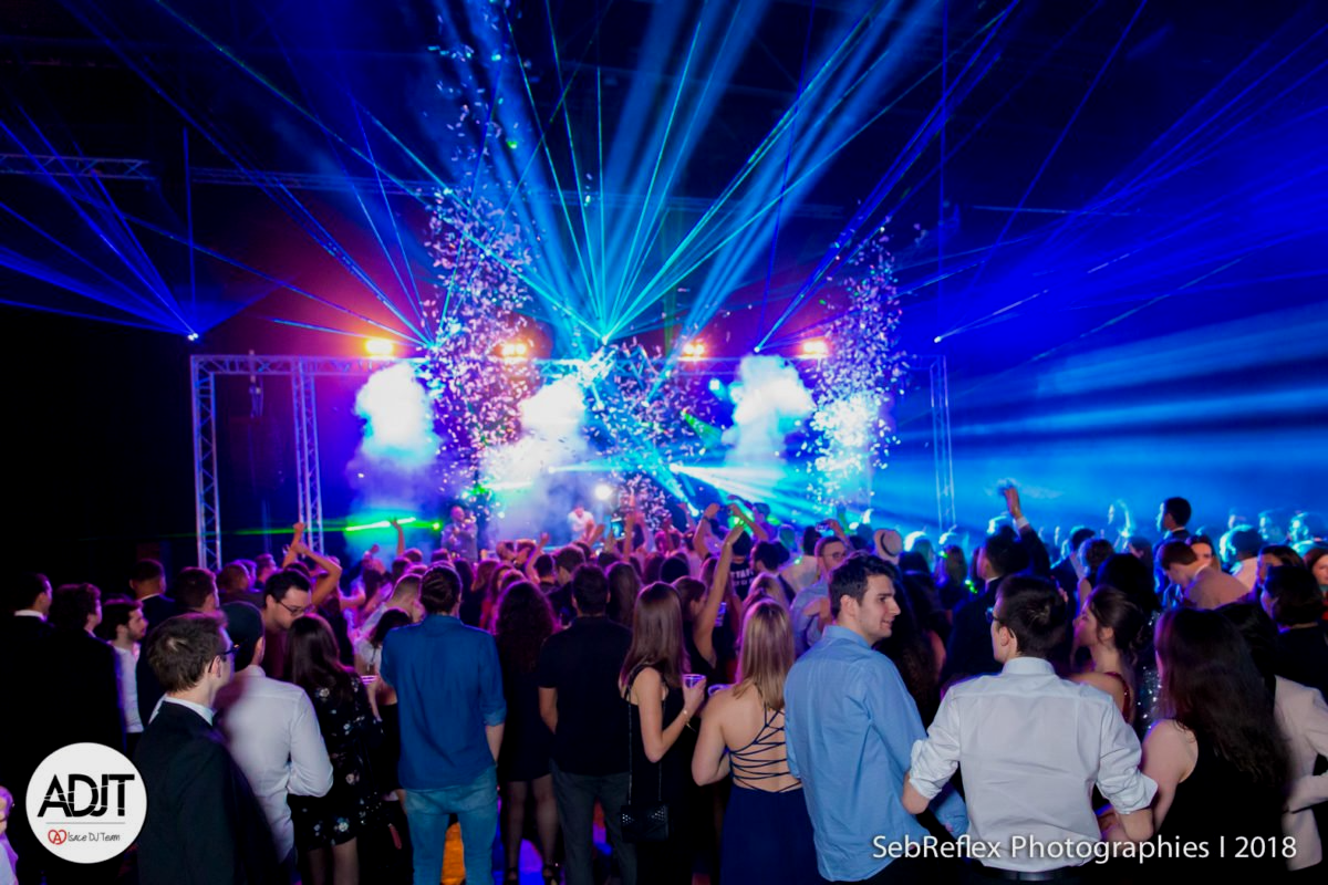 Soirée étudiante avec des danseurs lors du gala de l'EM Strasbourg