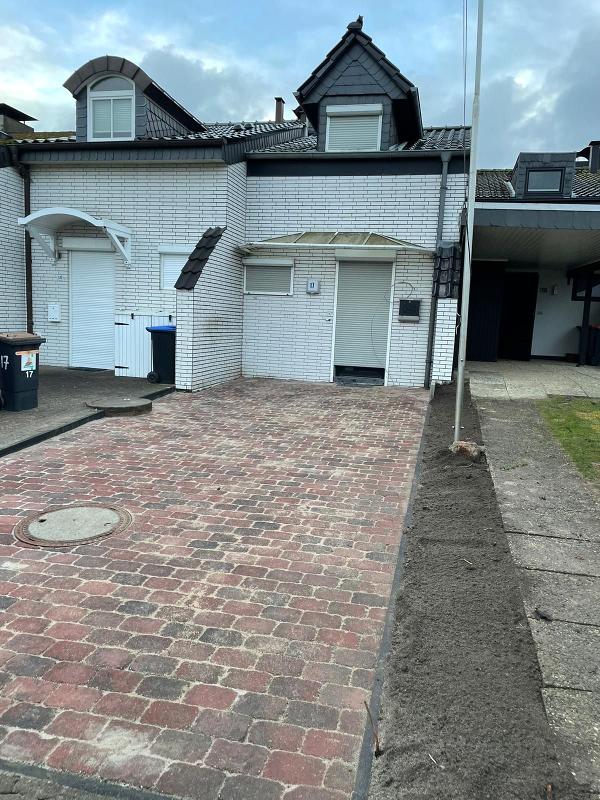 modern gepflasterte Auffahrt vor einem Haus in Ost Holstein