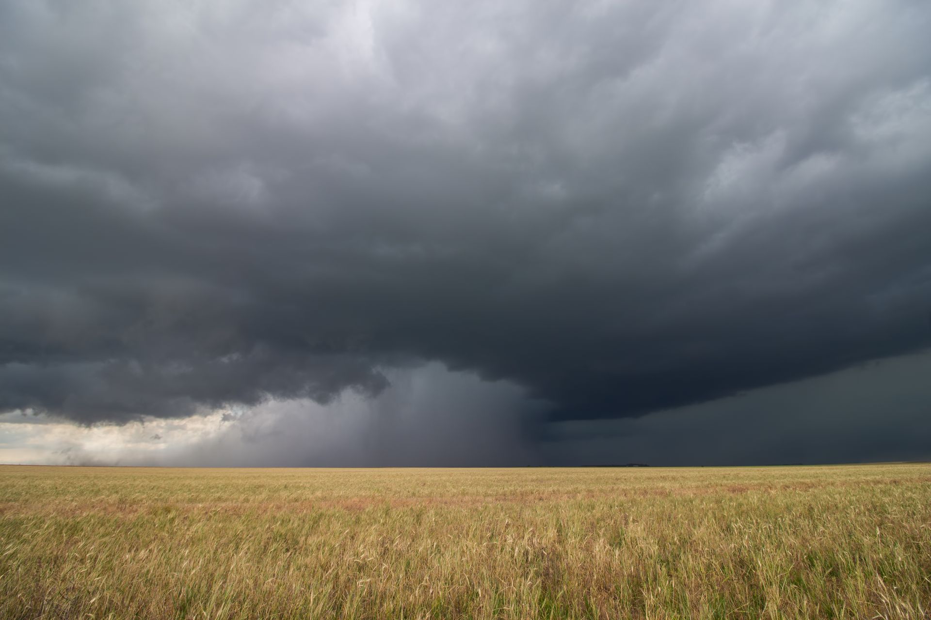 Dramatische Wolkenformation an stürmischem Tag
