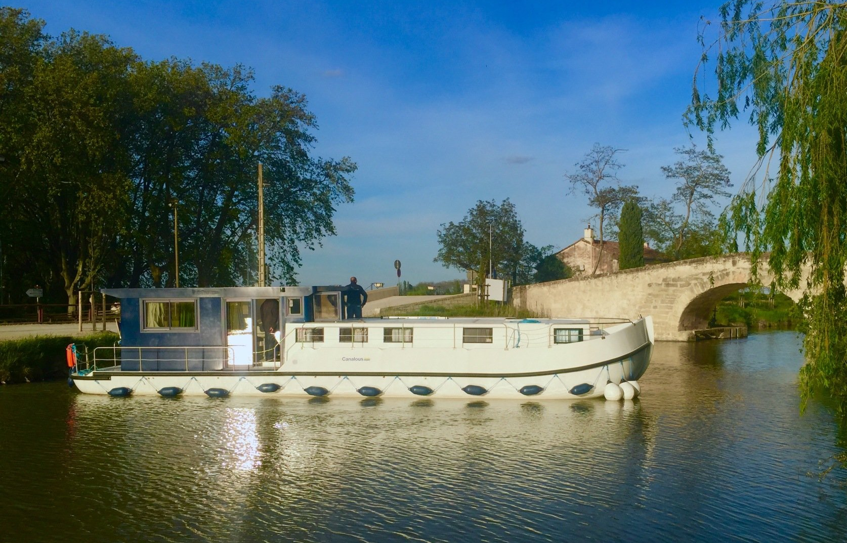 Große Boote für Gruppen und Familien Große Boote für Gruppen und Familien