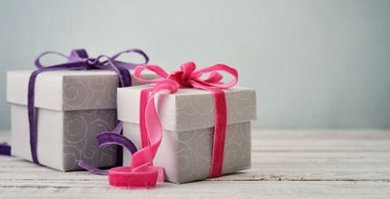 Zwei quadratische Geschenke mit Geschenkband