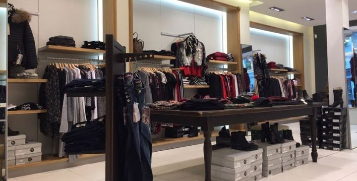 Bekleidungsgeschäft mit Präsentationsflächen