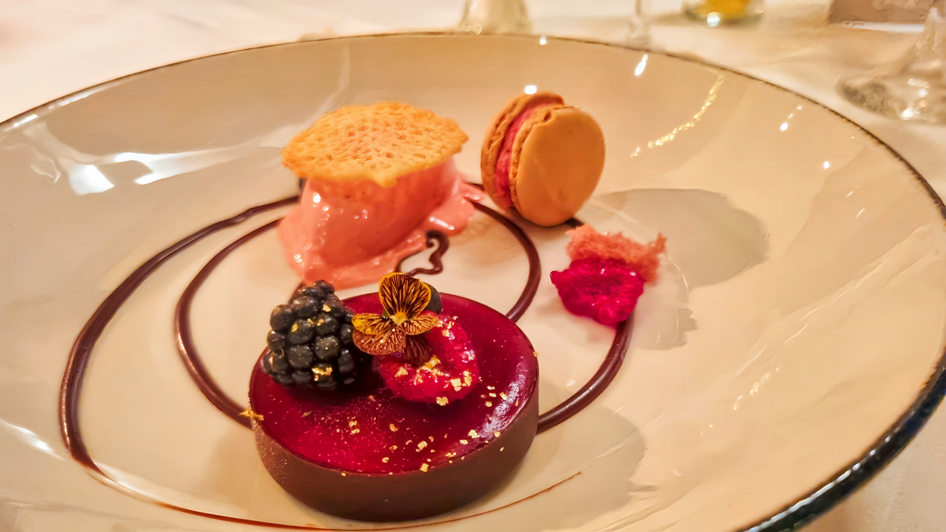 Restaurant im Hofgut, Vinothek, Sommelier, erlesene Weine, Bar, selbstgebackene Kuchen, Spezialitäten aus der Heimat, saisonal, regional, Abendkarte, Sonnenterrasse, Gin - Greenkeeper's Cut, vegetarisch, vegan, Laktose frei, Gluten frei