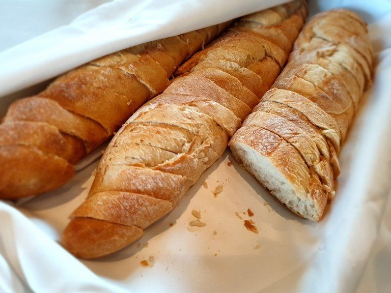 Restaurant im Hofgut, Vinothek, Sommelier, erlesene Weine, Bar, selbstgebackene Kuchen, Spezialitäten aus der Heimat, saisonal, regional, Abendkarte, Sonnenterrasse, Gin - Greenkeeper's Cut, vegetarisch, vegan, Laktose frei, Gluten frei