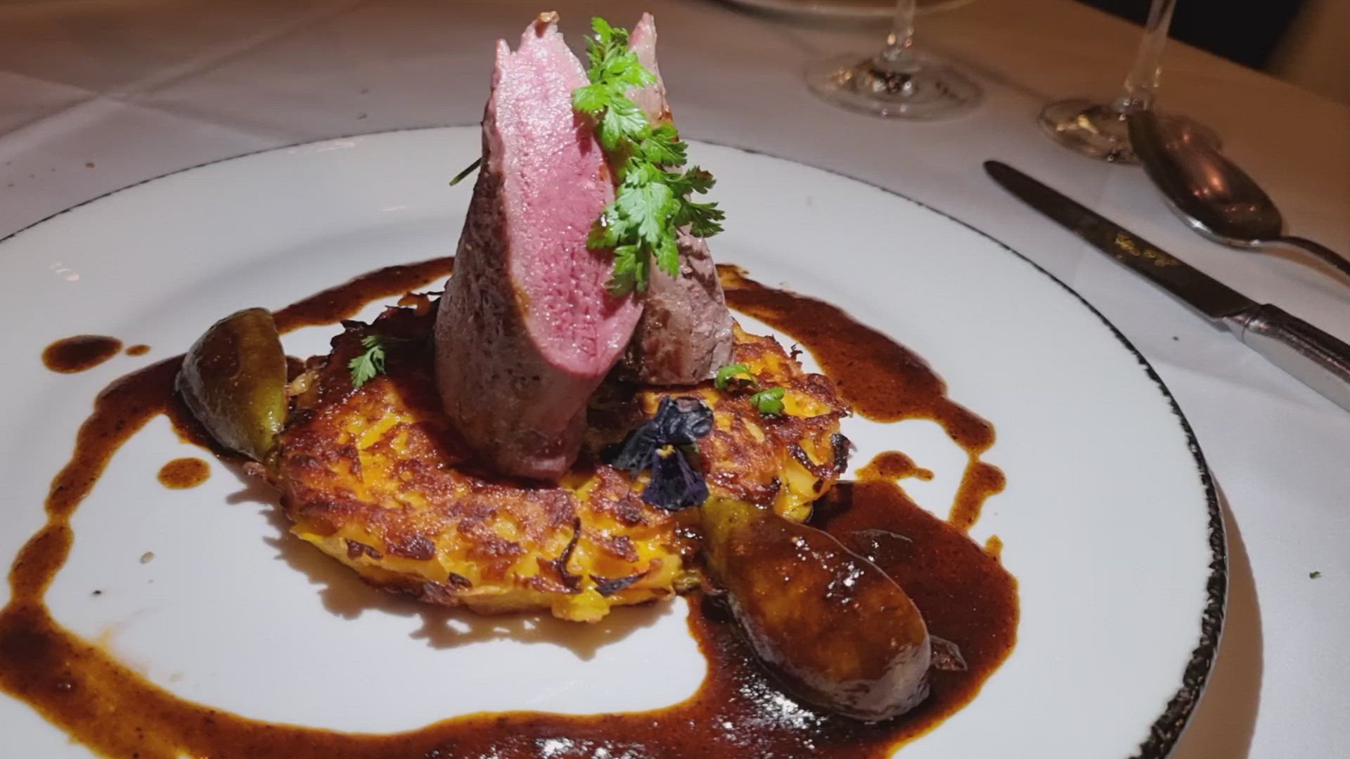 Panorama Blick, Bad Waldsee, Kaffee, Restaurant, Vinothek, erlesene Weine, Bar, selbstgebackene Kuchen, Snacks, Mittagstisch, Sonnenterrasse, Gin - Greenkeeper's Cut, Bier vom Fass, kleine Gerichte, Burger, vegetarisch, vegan, Laktose frei, Gluten frei, Café-Restaurant Ausblick T-19, Restaurant im Hofgut