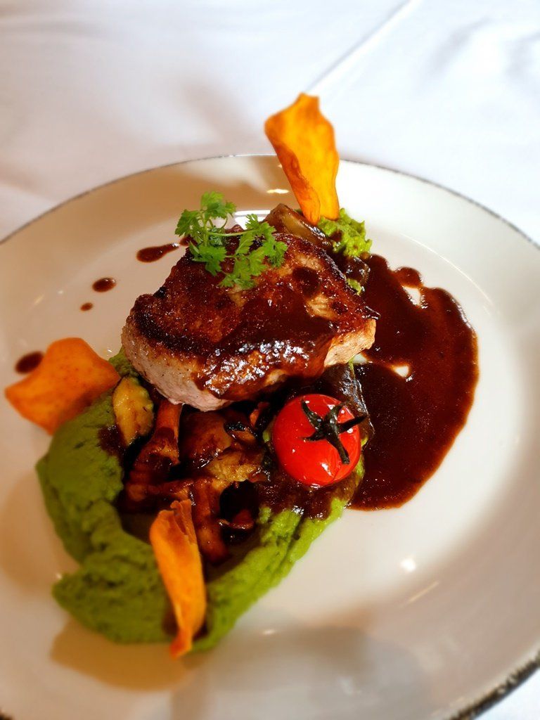 Panorama Blick, Bad Waldsee, Kaffee, Restaurant, Vinothek, erlesene Weine, Bar, selbstgebackene Kuchen, Snacks, Mittagstisch, Sonnenterrasse, Gin - Greenkeeper's Cut, Bier vom Fass, kleine Gerichte, Burger, vegetarisch, vegan, Laktose frei, Gluten frei, Café-Restaurant Ausblick T-19, Restaurant im Hofgut