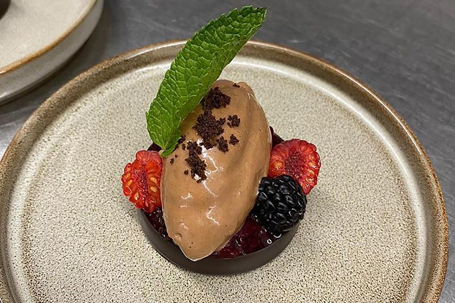 Panorama Blick, Bad Waldsee, Kaffee, Restaurant, Vinothek, erlesene Weine, Bar, selbstgebackene Kuchen, Snacks, Mittagstisch, Sonnenterrasse, Gin - Greenkeeper's Cut, Bier vom Fass, kleine Gerichte, Burger, vegetarisch, vegan, Laktose frei, Gluten frei, Café-Restaurant Ausblick T-19, Restaurant im Hofgut