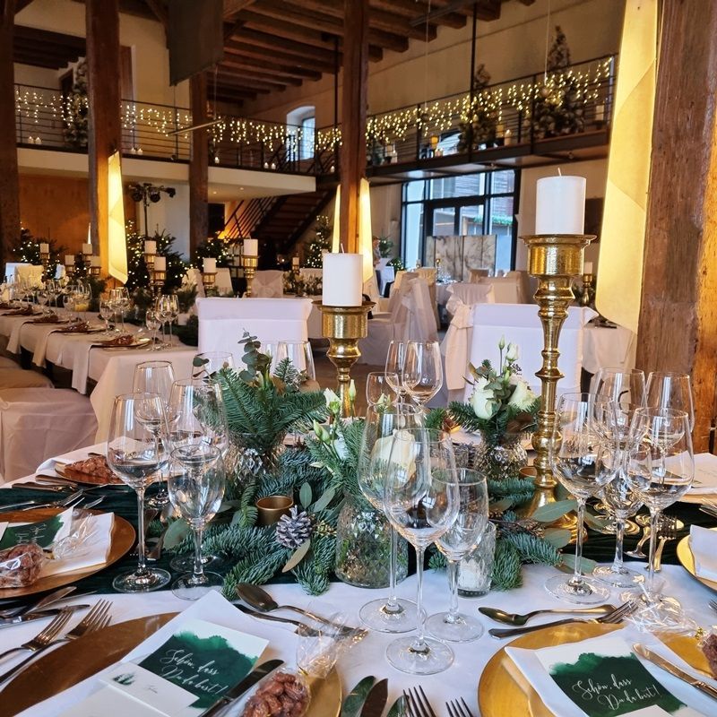 Panorama Blick, Bad Waldsee, Kaffee, Restaurant, Vinothek, erlesene Weine, Bar, selbstgebackene Kuchen, Snacks, Mittagstisch, Sonnenterrasse, Gin - Greenkeeper's Cut, Bier vom Fass, kleine Gerichte, Burger, vegetarisch, vegan, Laktose frei, Gluten frei, Café-Restaurant Ausblick T-19, Restaurant im Hofgut