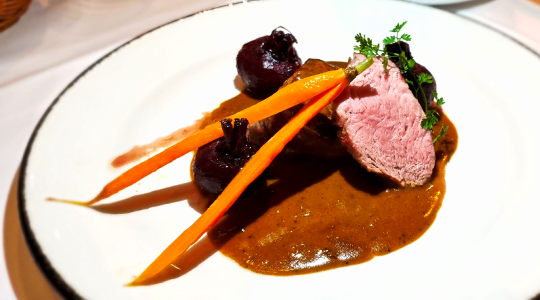 Panorama Blick, Bad Waldsee, Kaffee, Restaurant, Vinothek, erlesene Weine, Bar, selbstgebackene Kuchen, Snacks, Mittagstisch, Sonnenterrasse, Gin - Greenkeeper's Cut, Bier vom Fass, kleine Gerichte, Burger, vegetarisch, vegan, Laktose frei, Gluten frei, Café-Restaurant Ausblick T-19, Restaurant im Hofgut