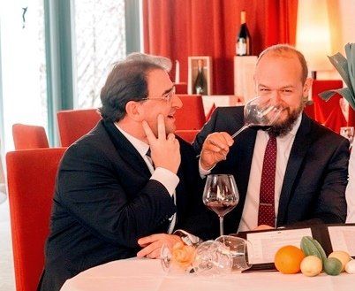 Panorama Blick, Bad Waldsee, Kaffee, Restaurant, Vinothek, erlesene Weine, Bar, selbstgebackene Kuchen, Snacks, Mittagstisch, Sonnenterrasse, Gin - Greenkeeper's Cut, Bier vom Fass, kleine Gerichte, Burger, vegetarisch, vegan, Laktose frei, Gluten frei, Café-Restaurant Ausblick T-19, Restaurant im Hofgut