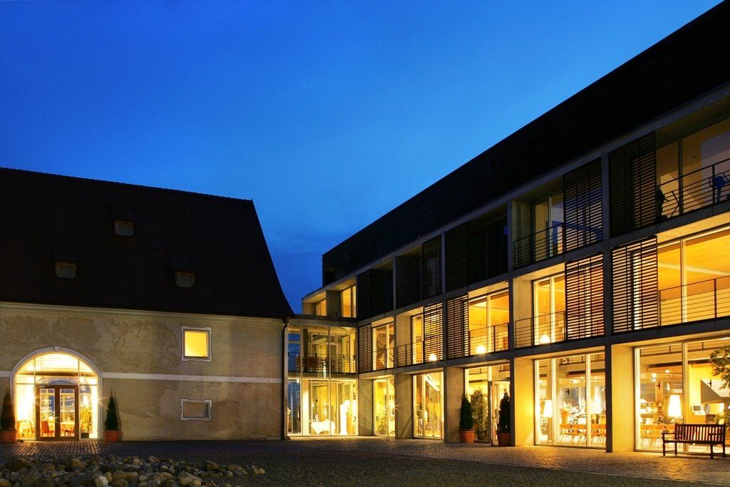 Panorama Blick, Bad Waldsee, Kaffee, Restaurant, Vinothek, erlesene Weine, Bar, selbstgebackene Kuchen, Snacks, Mittagstisch, Sonnenterrasse, Gin - Greenkeeper's Cut, Bier vom Fass, kleine Gerichte, Burger, vegetarisch, vegan, Laktose frei, Gluten frei, Café-Restaurant Ausblick T-19, Restaurant im Hofgut