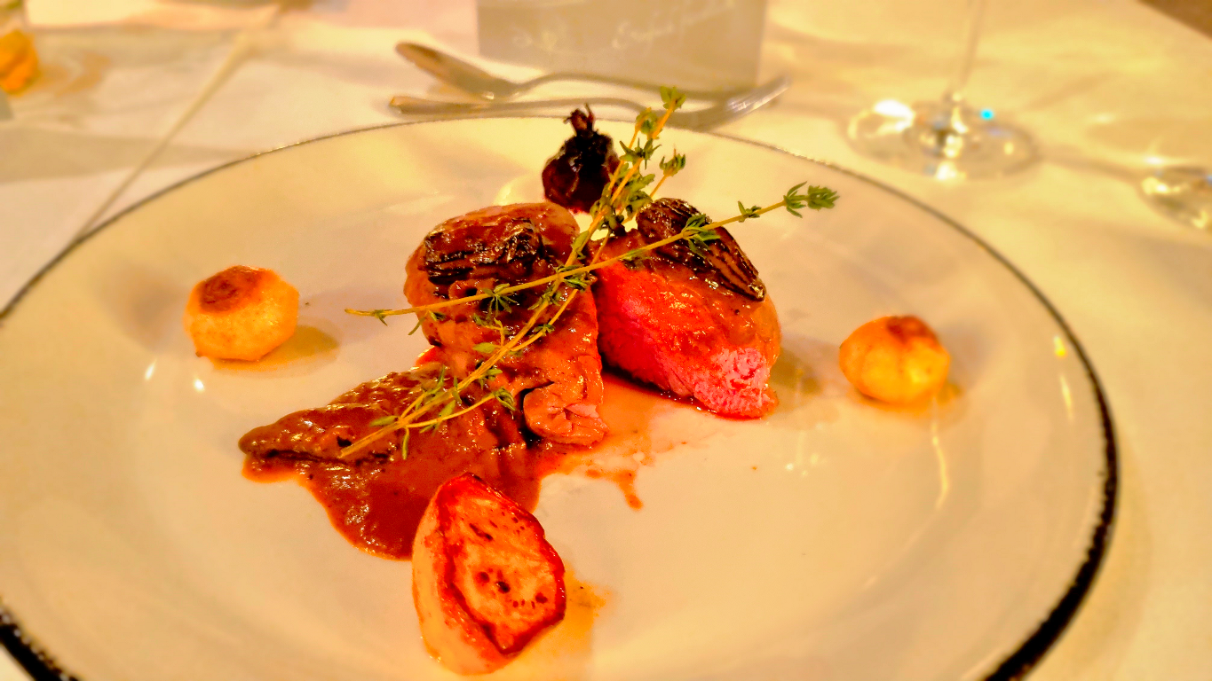 Panorama Blick, Bad Waldsee, Kaffee, Restaurant, Vinothek, erlesene Weine, Bar, selbstgebackene Kuchen, Snacks, Mittagstisch, Sonnenterrasse, Gin - Greenkeeper's Cut, Bier vom Fass, kleine Gerichte, Burger, vegetarisch, vegan, Laktose frei, Gluten frei, Café-Restaurant Ausblick T-19, Restaurant im Hofgut