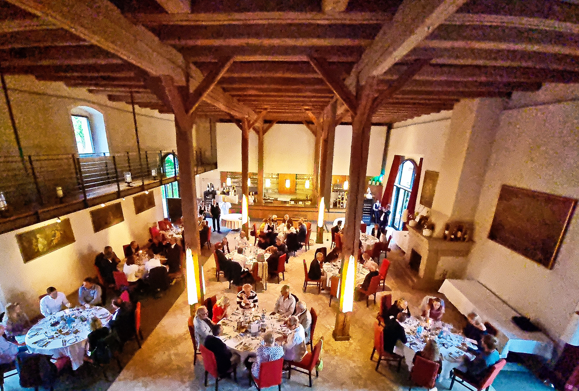 Panorama Blick, Bad Waldsee, Kaffee, Restaurant, Vinothek, erlesene Weine, Bar, selbstgebackene Kuchen, Snacks, Mittagstisch, Sonnenterrasse, Gin - Greenkeeper's Cut, Bier vom Fass, kleine Gerichte, Burger, vegetarisch, vegan, Laktose frei, Gluten frei, Café-Restaurant Ausblick T-19, Restaurant im Hofgut