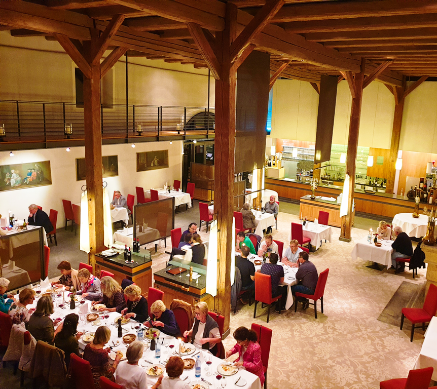 Panorama Blick, Bad Waldsee, Kaffee, Restaurant, Vinothek, erlesene Weine, Bar, selbstgebackene Kuchen, Snacks, Mittagstisch, Sonnenterrasse, Gin - Greenkeeper's Cut, Bier vom Fass, kleine Gerichte, Burger, vegetarisch, vegan, Laktose frei, Gluten frei, Café-Restaurant Ausblick T-19, Restaurant im Hofgut