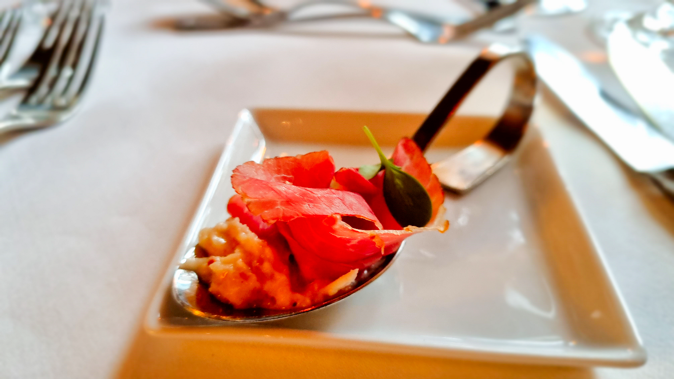 Panorama Blick, Bad Waldsee, Kaffee, Restaurant, Vinothek, erlesene Weine, Bar, selbstgebackene Kuchen, Snacks, Mittagstisch, Sonnenterrasse, Gin - Greenkeeper's Cut, Bier vom Fass, kleine Gerichte, Burger, vegetarisch, vegan, Laktose frei, Gluten frei, Café-Restaurant Ausblick T-19, Restaurant im Hofgut