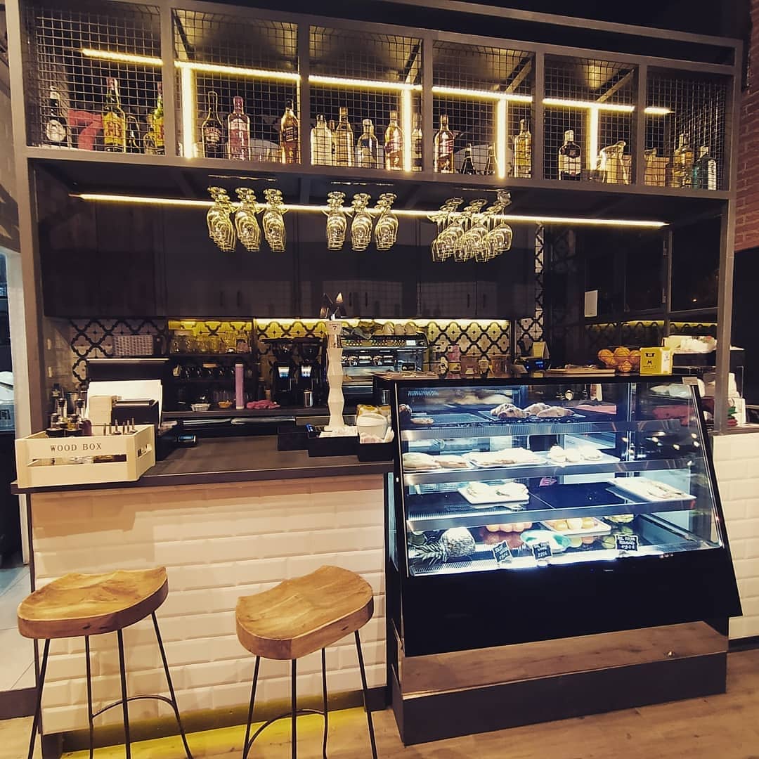 Proyecto de Interiorismo para gastro-cafetería en Plaza Letamendi en Barcelona, local en planta baja de 40m2, realizado diseño y seguimiento y coordinación de obra. Se hace redistribución del espacio con máxima optimización. Mobiliario, barra y decoración en forja y espejo. Alicatados y pared de ladrillo visto.